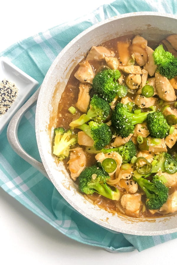 stir fry of chicken, broccoli and jalapeno peppers