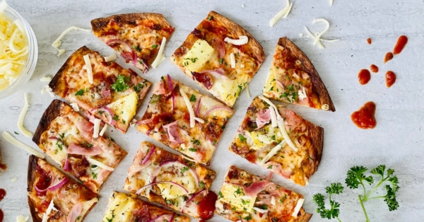flour crust with ham, bacon and pineapple