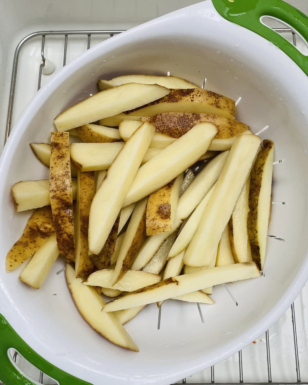 Cut potatoes in a colander.