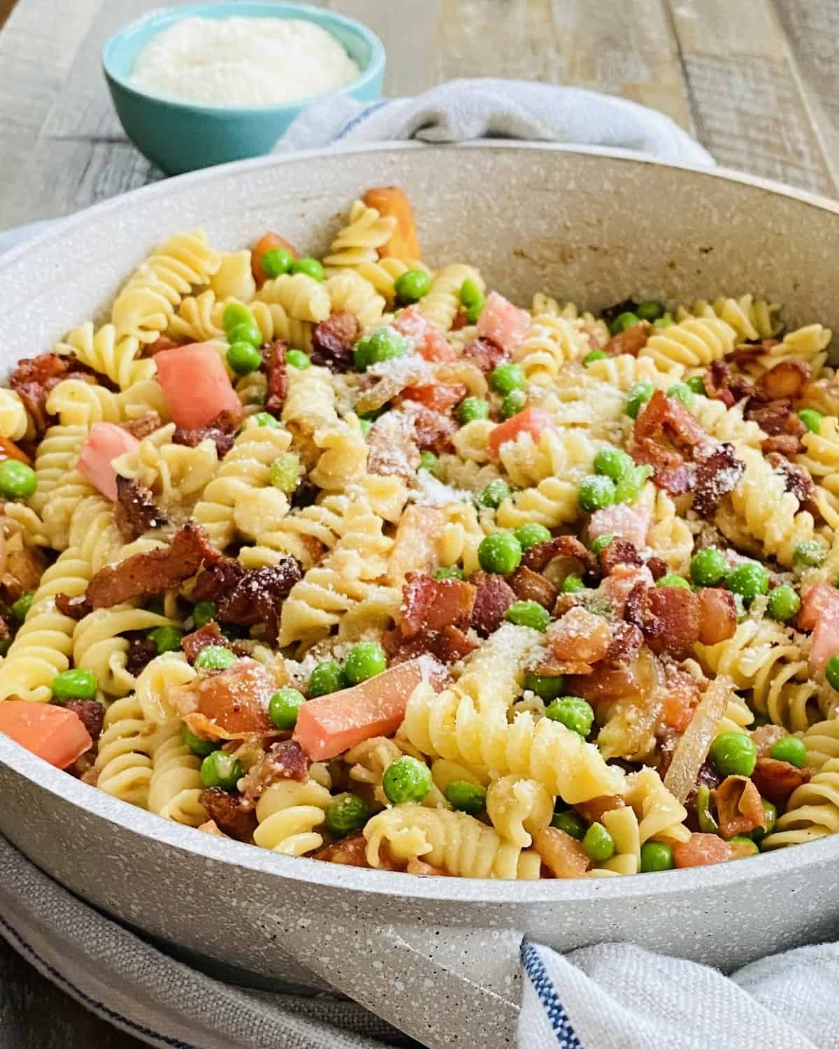 pasta with peas, bacon and tomatoes