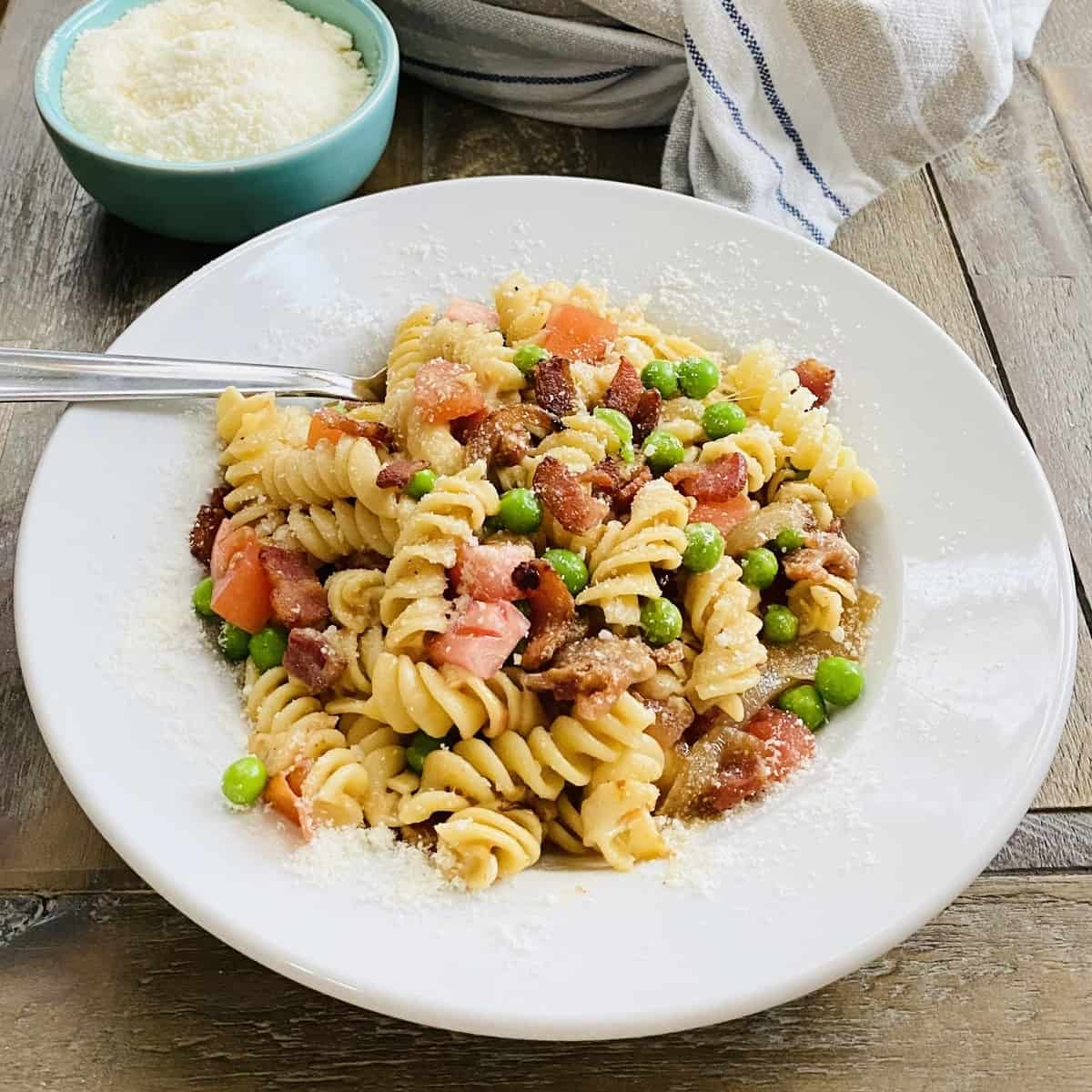 pasta with tomatoes, bacon and peas.