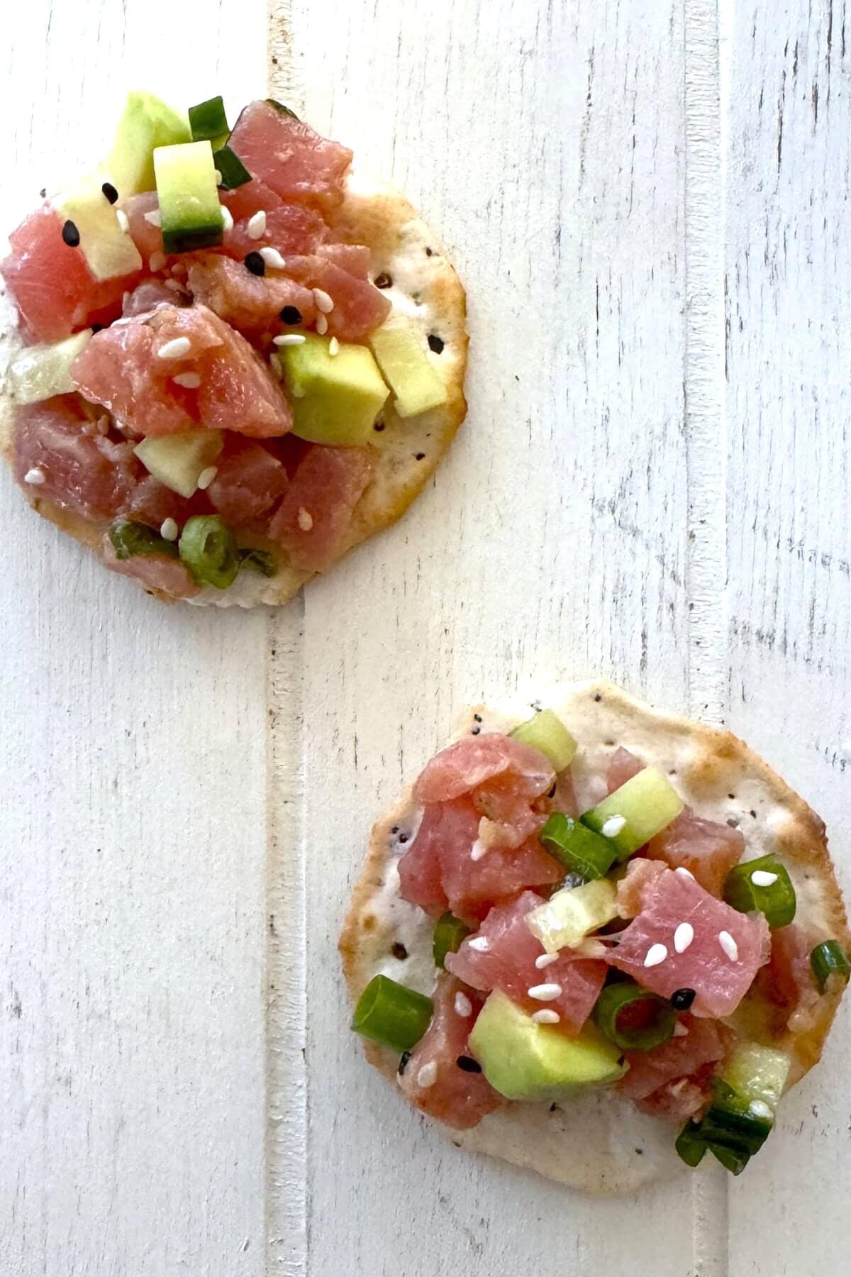 Two crackers with raw tuna salad.